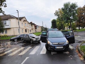 У Червонограді на перехресті влупилися два авто (ФОТО)