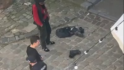 «Месник на Вірменській»: у Львові чоловік пошкодив припарковані авто дерев’яним брусом (ВІДЕО)