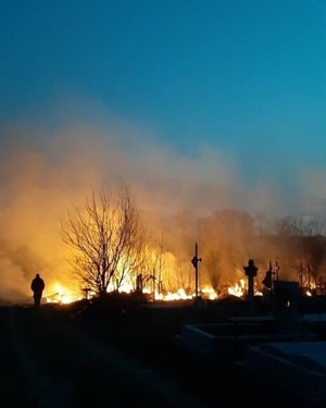 Пожежа на сільському буковинському кладовищі: горить суха трава (фото, відео)