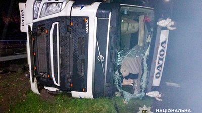 У ДТП на Рівненщині перекинулася вантажівка