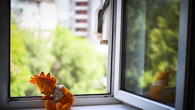 Матір перебувала у нетверезому стані: на Львівщині 4-річна дитина випала з вікна квартири