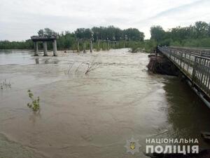 На Буковині, внаслідок підйому рівня води, перекрили міст (ФОТО)