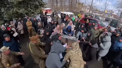 На Житомирщині під час мітингу директора лікарні кинули у сміттєвий бак через закриття відділення (ВІДЕО)