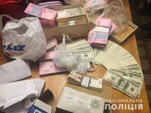 Мільйони гривень, тисячі доларів — добре налагоджена система "відкатів": на гарячому затримали голову сільради на Львівщині (фото)