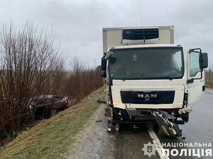 У ДТП на Львівщині зіткнулися вантажівка та легковик