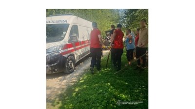 На Львівщині біля лісу виявили жінку без свідомості, яка три дні вважалася зниклою