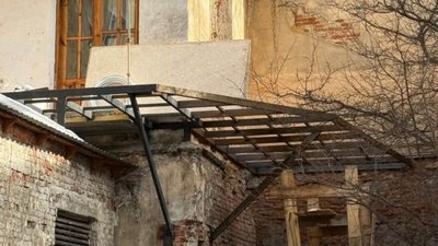 У Львові суд зобовʼязав власницю демонтувати самовільний балкон
