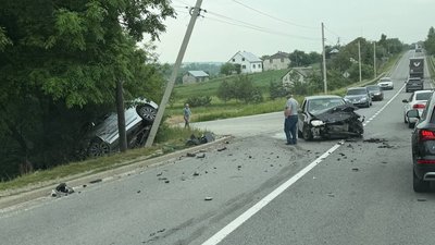 На Львівщині у ДТП автомобіль опинився у кюветі