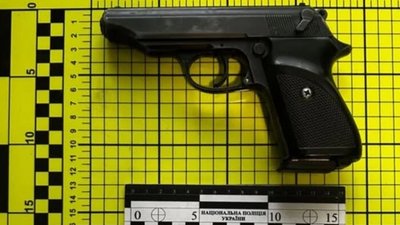 На Київщині чоловік знайшов пістолет у лісі та офіційно оформив його на себе