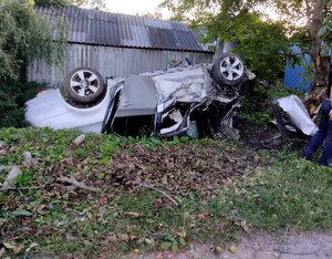 Водій «BMW» влетів у дерево та перекинувся на Рівненщині (ФОТО)