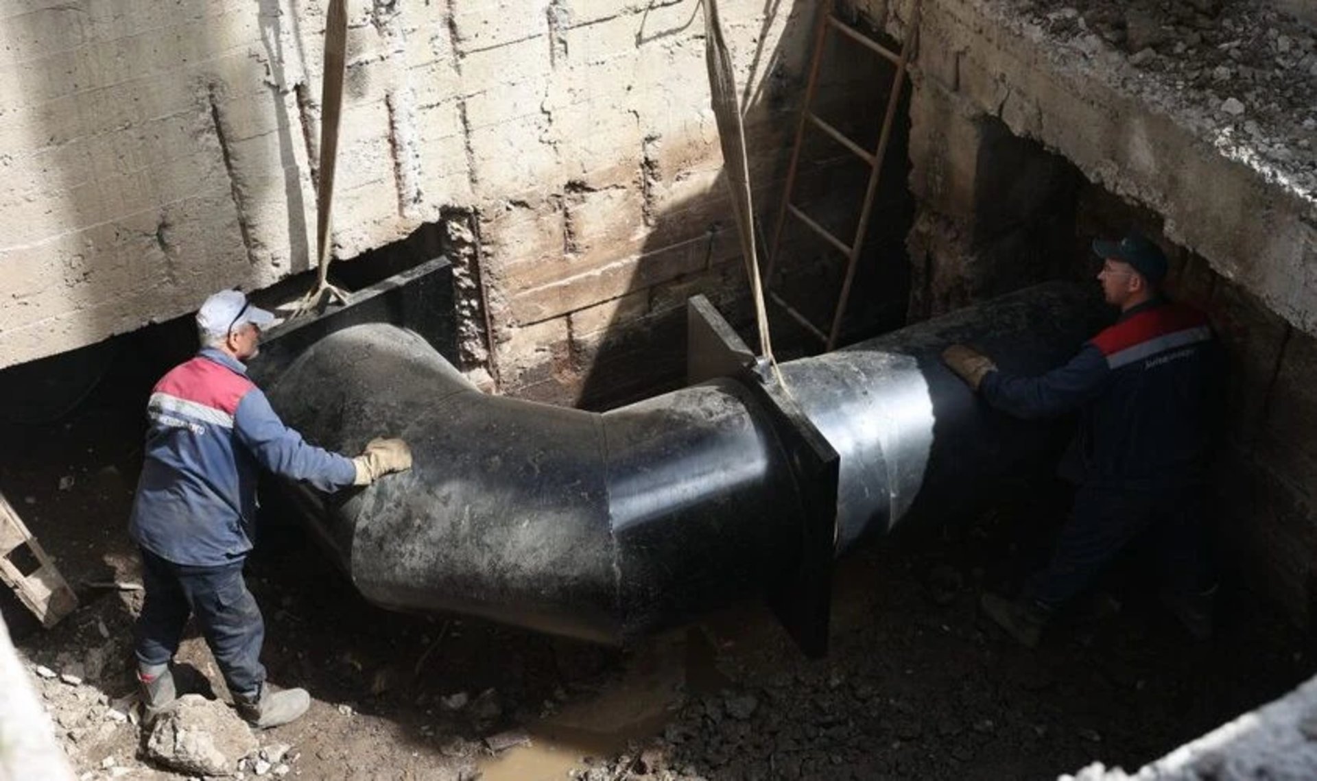 У Львові на Довженка ліквідують порив на тепломережі: зупинено подачу води на кількох вулицях