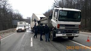 Біля Львова зіткнулися дві вантажівки