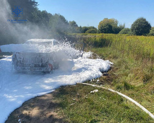  Поблизу Яворова згорів вщент автомобіль (ФОТО)