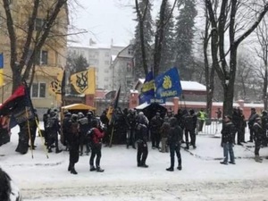 Львів: біля Генерального Консульства РФ принесли шини (ФОТО/ВІДЕО)