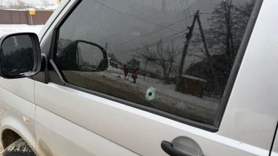 Поліція Львівщини розшукує чоловіка, який обстріляв мікроавтобус з військовослужбовцями ТЦК (ФОТО)