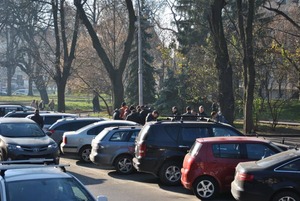 Під Львівською ОДА збирається протест "євробляхарів" (фото, відео)