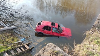 На Львівщині автомобіль впав у річку