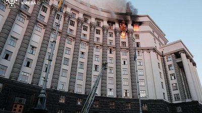 Внаслідок нічної атаки на Київ пошкоджено будівлю Кабміну
