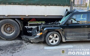 У Львові «Jeep Patriot» в’їхав у припарковану вантажівку: є постраждалий (ФОТО)