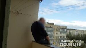 Поліцейські оприлюднили відео порятунку чоловіка від самогубства у Києві (ФОТО, ВІДЕО)