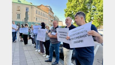 Мешканці Великих Грибович пікетують Львівську обласну раду: громада виступила проти передачі будівлі обласному Центру (ВІДЕО)