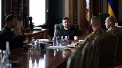 Зеленський обговорив із командирами оборонну стратегію та потреби фронту