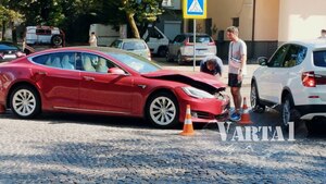 У Львові не поділили дорогу два електромобілі: один залишився без колеса (ФОТО)