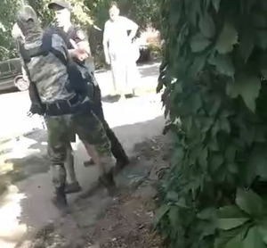 У ЛНР військові забрали чоловіка на війну з дитсадка, куди він прийшов забрати дитину (ВІДЕО)