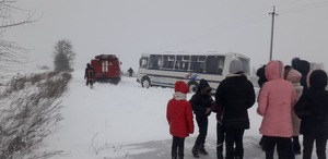 На Волині у сніговому заметі застряг шкільний автобус з дітьми (фото, відео)