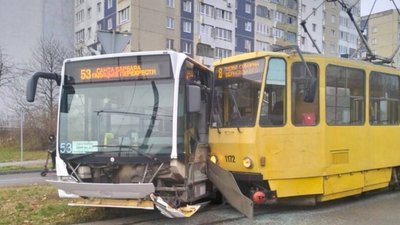 На Сихові у Львові трамвай протаранив рейсовий автобус