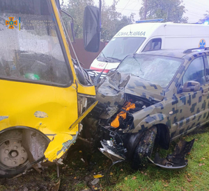 Біля Львова у ДТП потрапив рейсовий автобус: одну з пасажирок затиснуло під сидінням (ФОТО)