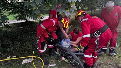Рятувальники врятували велосипедиста, якому кермо пробило ногу