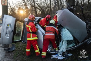 Жахлива ДТП: у Києві автомобіль зім'яло від зіткнення з деревом (ФОТО)