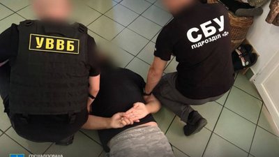 На Закарпатті викрито військовослужбовця, який за гроші переправляв чоловіків за кордон