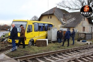 Поблизу Львова витягнули маршрутку, яка в’їхала у локомотив і подвір`я