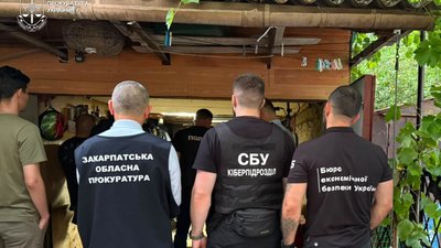У гаражі на Закарпатті штампували фальшиві права та документи з печатками ТЦК і дипустанов