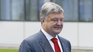 Петро Порошенко під час свого виступу у Запоріжжі зірвав шапку з дівчини (відео)