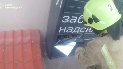 У Рівному дівчина опинилася зачиненою в поштоматі (ВІДЕО)