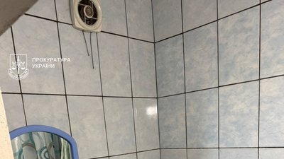 На Тернопільщині судитимуть чоловіка, який знімав сусідку в душі на камеру, встановлену у вентиляційній шахті