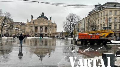 У Львові встановлюють новорічну ялинку (ФОТО/ВІДЕО)