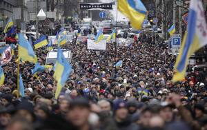 Українці не вірять президенту, уряду та Верховній Раді, але довіряють сусідам і волонтерам — дані соцопитування