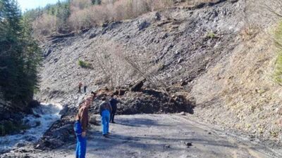 На Закарпатті неподалік від популярного курорту стався зсув ґрунту, пошкоджені дороги (ФОТО)