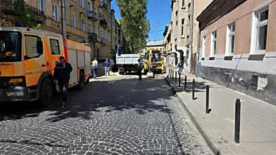 У Львові через роботи на каналізаційному колекторі перекрито рух вулицею