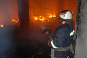 70 рятувальників ліквідовували пожежу у складському приміщенні у Львові (фото. відео)