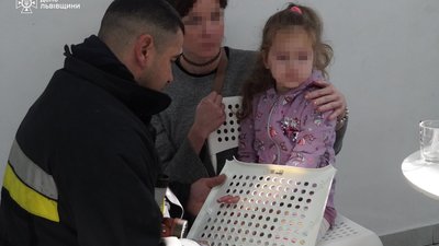 У Львові надзвичайники допомогли дівчинці, яка під час гри застрягла пальчиками у кріслі