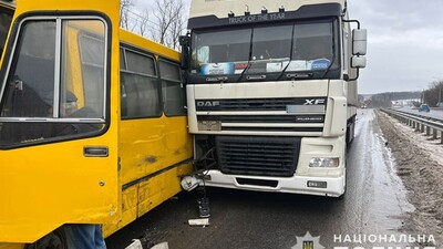 На Тернопільщині в ДТП потрапив пасажирський автобус, постраждало восьмеро людей  (ФОТО)