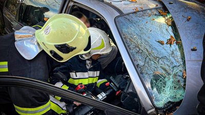 Рятувальники у Дрогобичі деблокували 28-річного водія, затиснутого після ДТП з деревом
