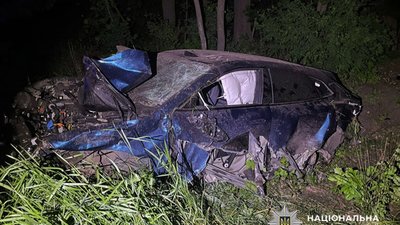 На Хмельниччині у ДТП автомобіль протаранив відбійник