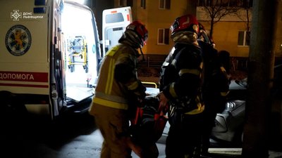 У Львові вогнеборці врятували чоловіка з охопленої вогнем квартири