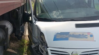 На Львівщині водій автомобіля Nissan на залізничному переїзді в’їхав у тепловоз (ФОТО)